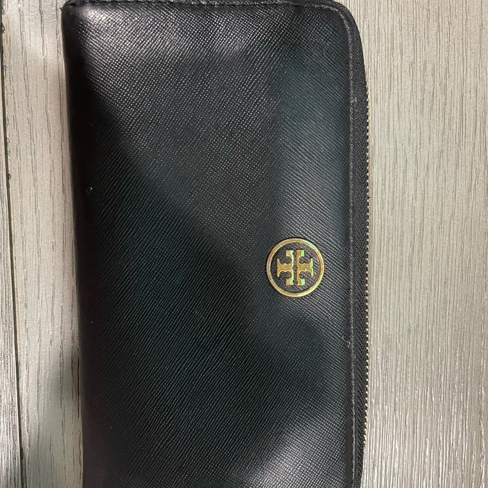 Authentic from Nordstrom’s, haven’t used it in a while. Great condition!